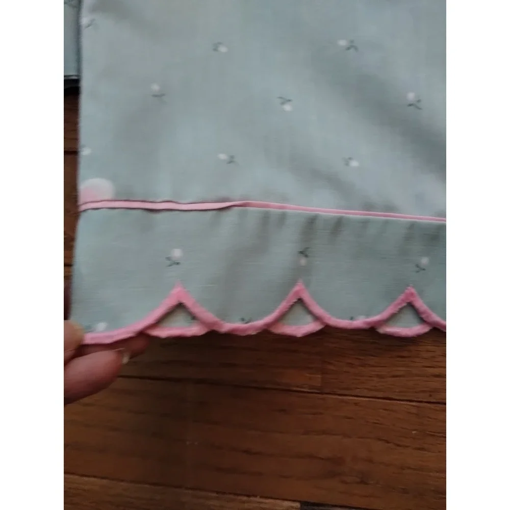 Set Of 2 Vintage Pillowcases Scalloped Edge Rose Bud Floral Print 30